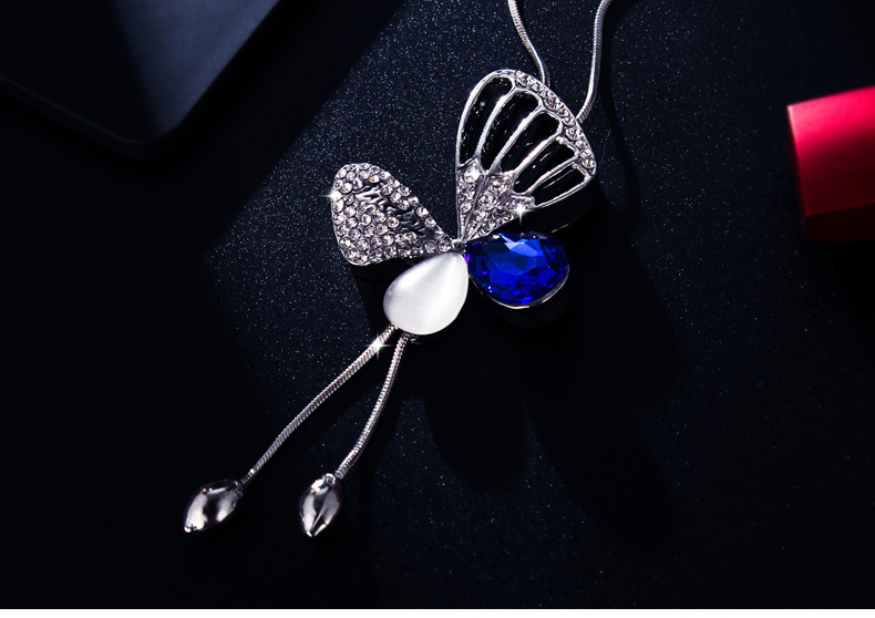 New Fashion Simple Crystal Diamond Butterfly Necklace Sweater Chain Long Pendant Wholesale display picture 4