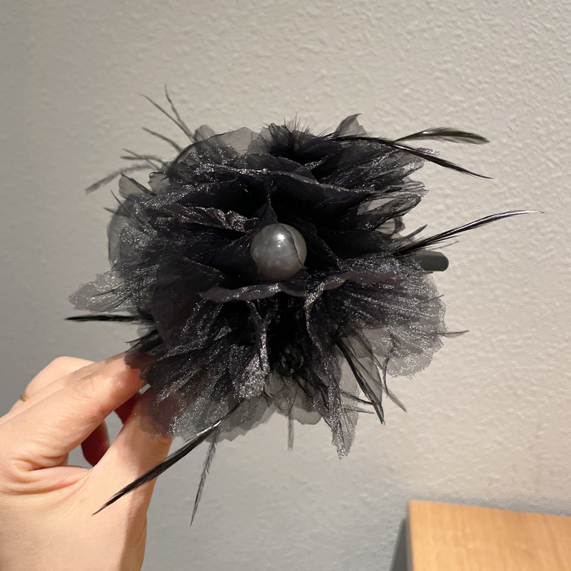 Elegant and sophisticated temperament, with a sense of immortality, pearl feathers, large size claw clip, female back spoon, curly hair, shark clip, and versatile fur hair clip