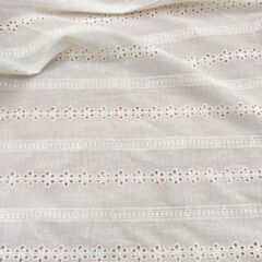綿のストライプの透かし彫りの刺繍の布地の夏の子供服のワンピースのガーターのシャツの穴あけの服装の刺繍の布地