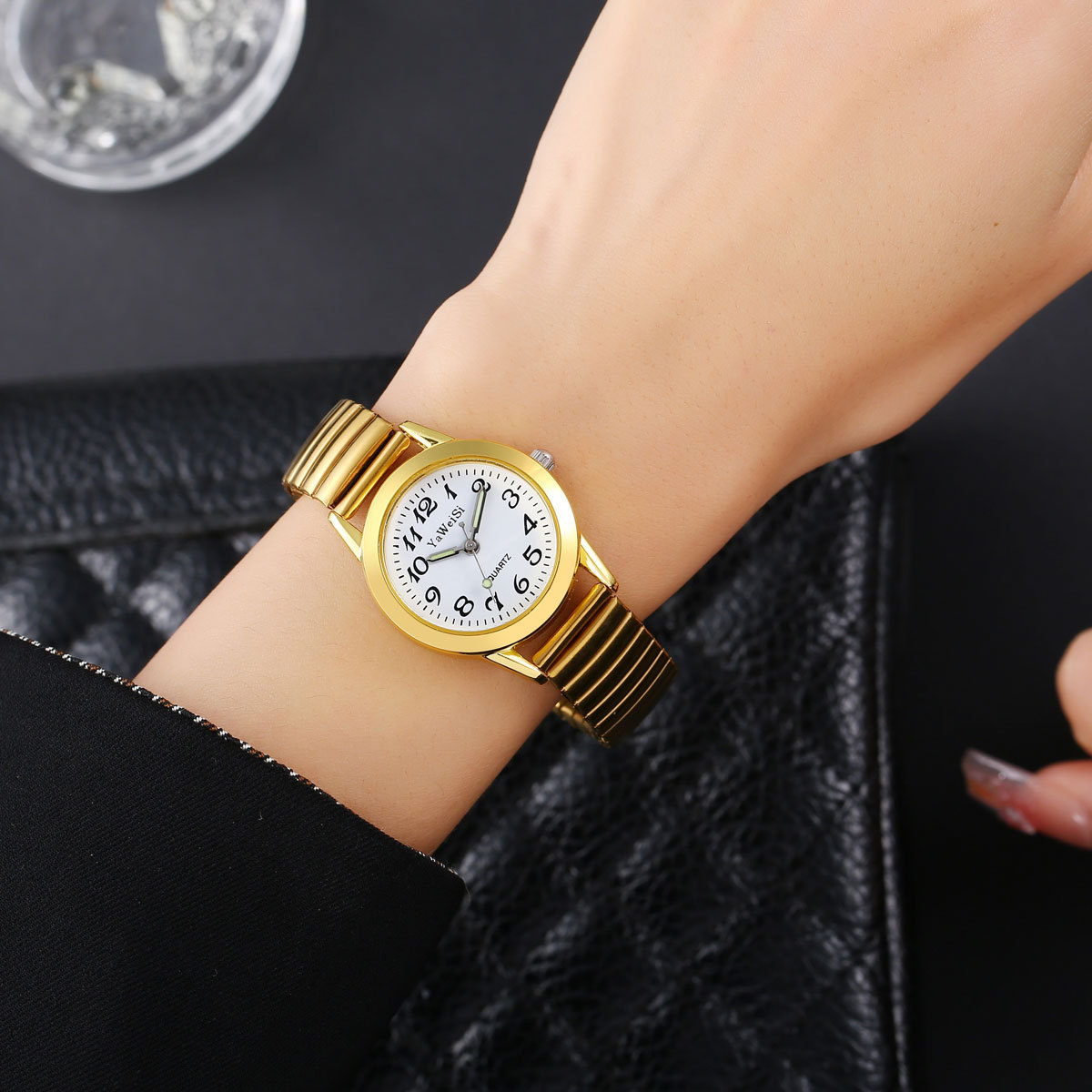 Suministro de stock caliente de mediana edad y mayores reloj elástico gran número de vida impermeable nocturna reloj de cuarzo al por mayor