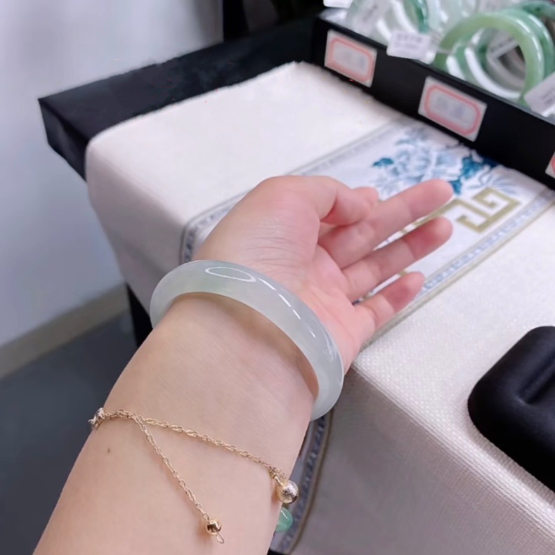 Vòng tay ngọc bích tự nhiên Miến Điện cấp 5A màu xanh lục nhạt, đường kính trong 52–64 mm chi tiết 4