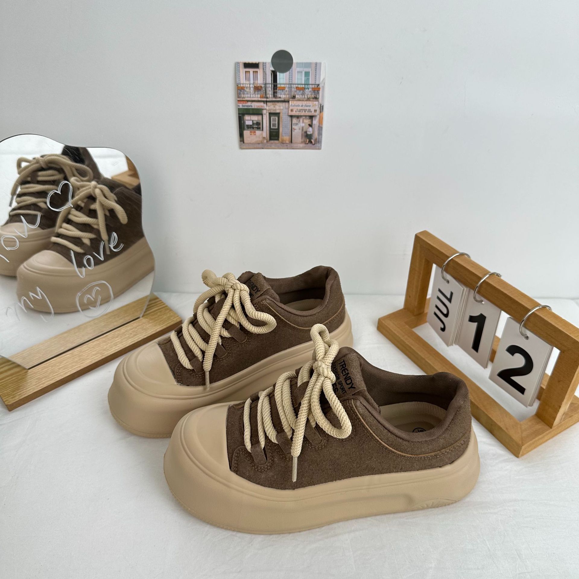 Los zapatos de skate retro americanos de cabeza grande para mujeres 2024 otoño nuevo cordón de cabeza redonda de moda zapatos de skate antideslizantes de suela gruesa A9870