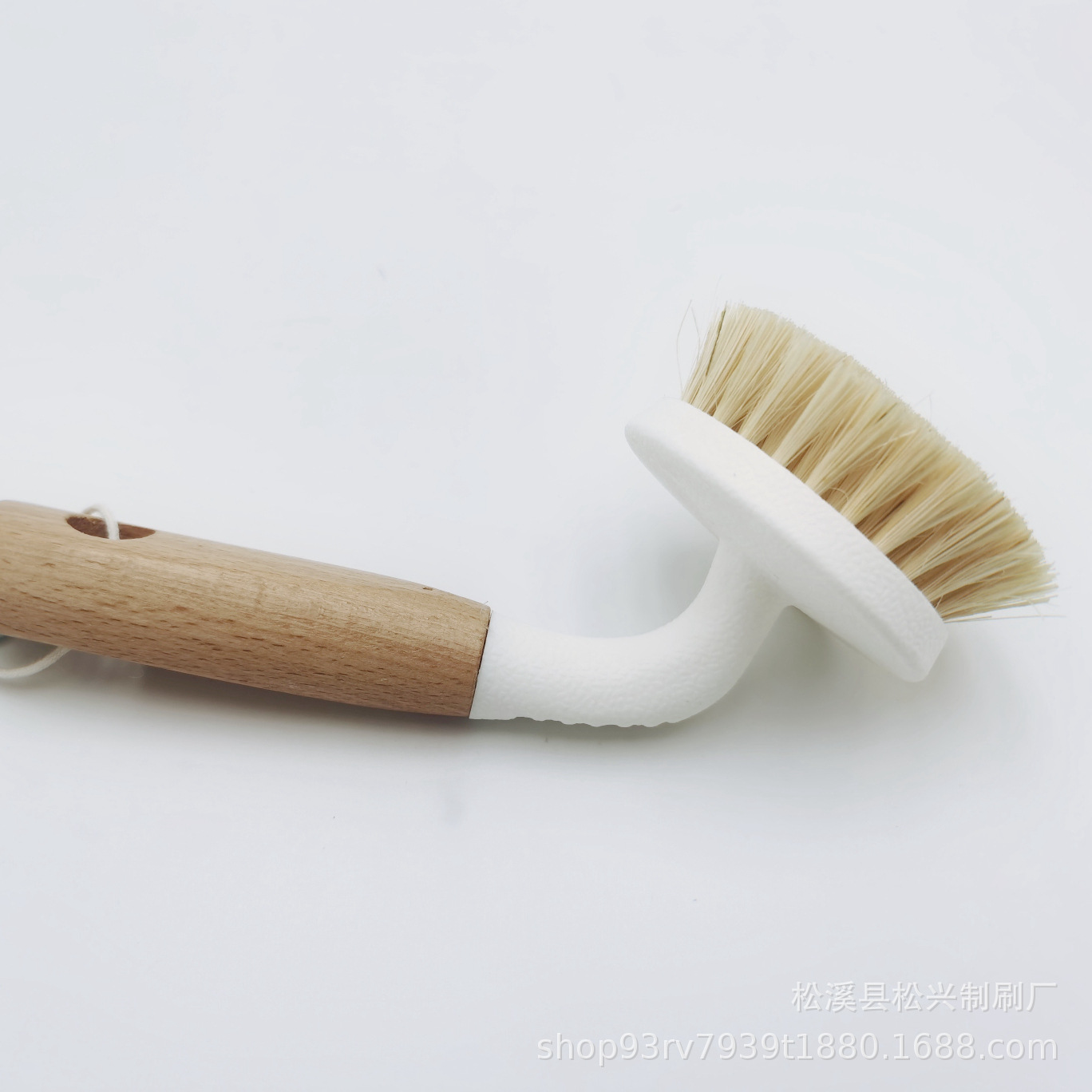 家庭用ケヤキの長い柄の鍋を洗って鍋の神器の台所をブラシします。