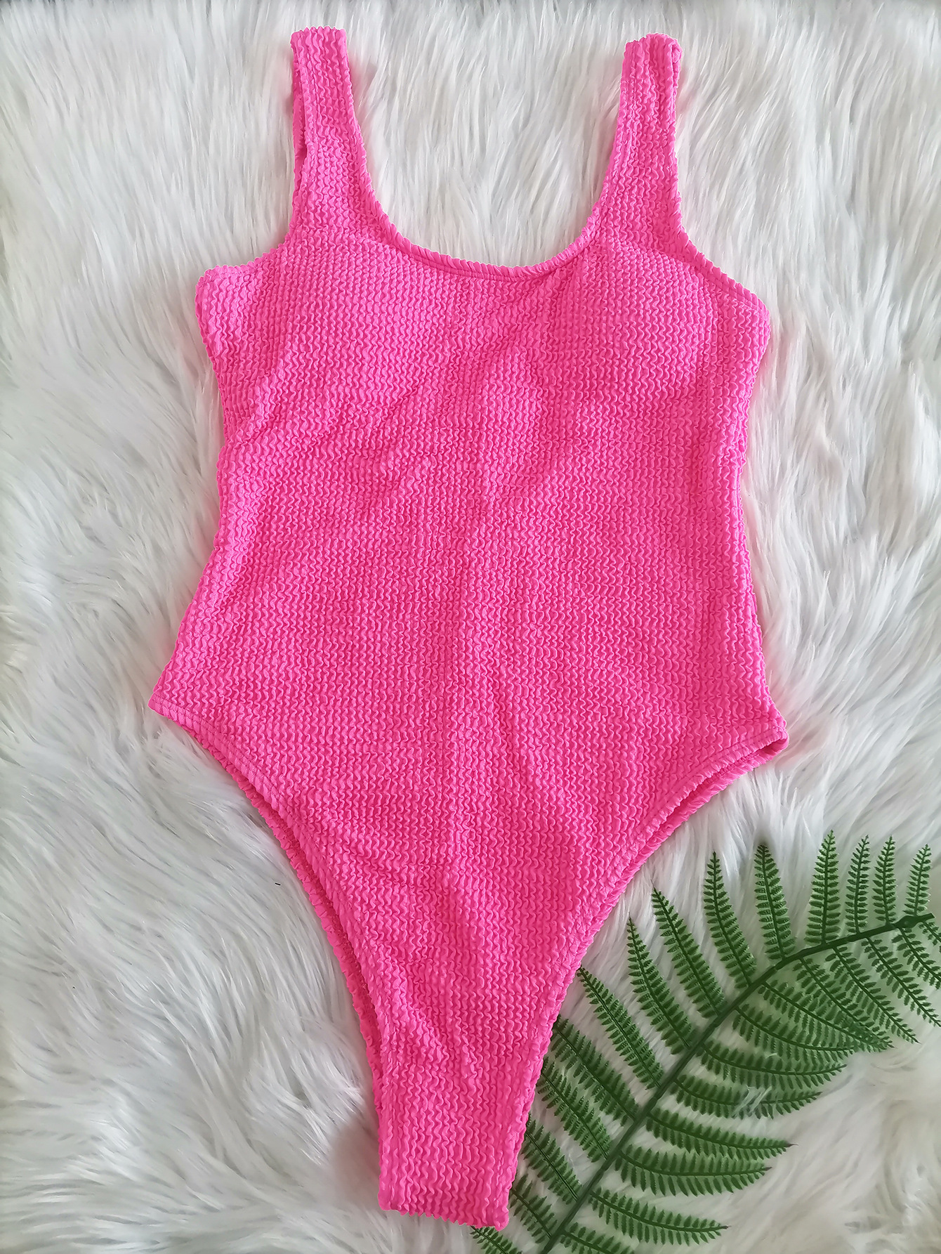 Tejido especial al aire libre de deportes europeos y estadounidenses, cascada ondulada de color caramelo, traje de baño delgado y sexy para mujeres