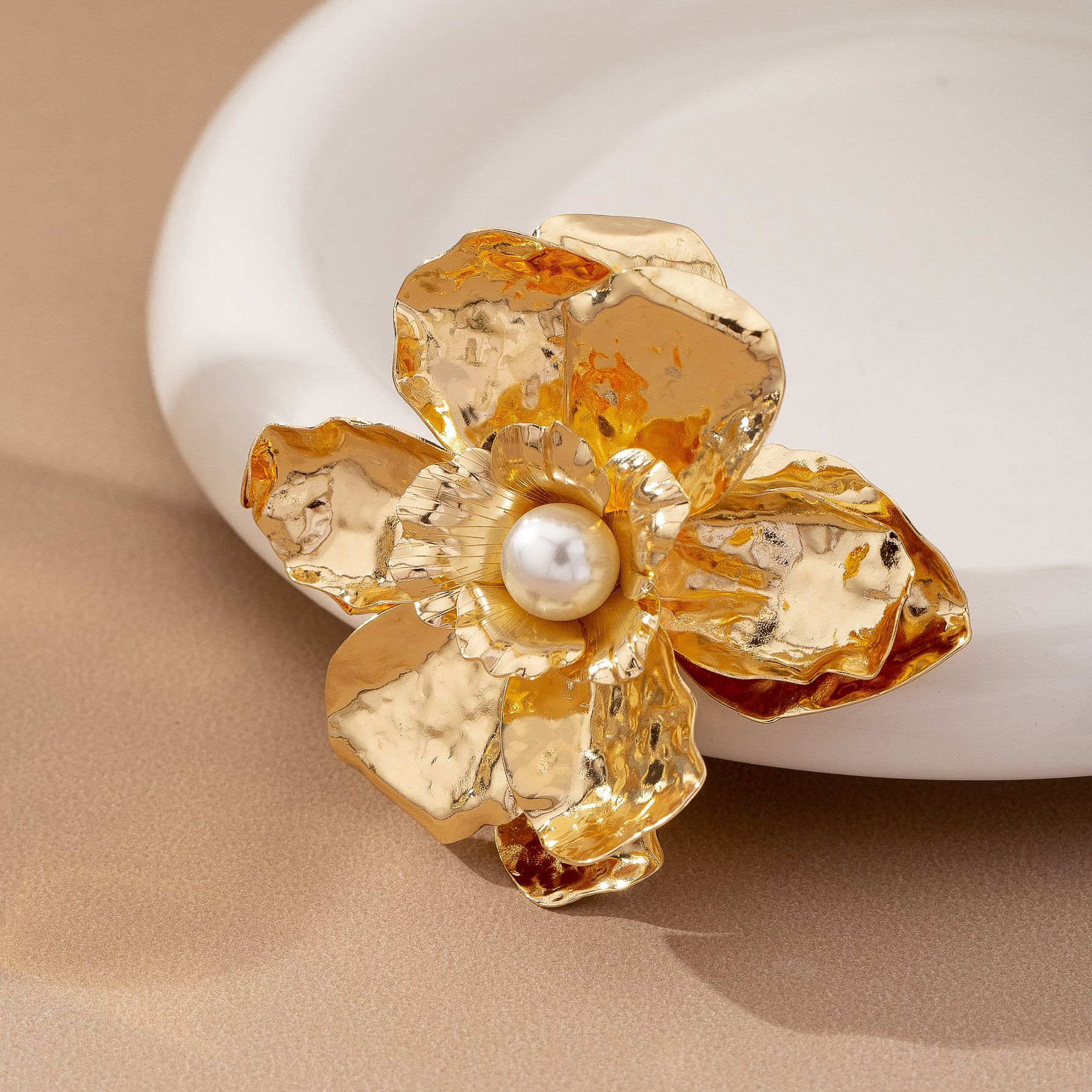 Niche design irregular three-dimensional flower inlaid imitation pearl brooch female temperament elegant high sense
