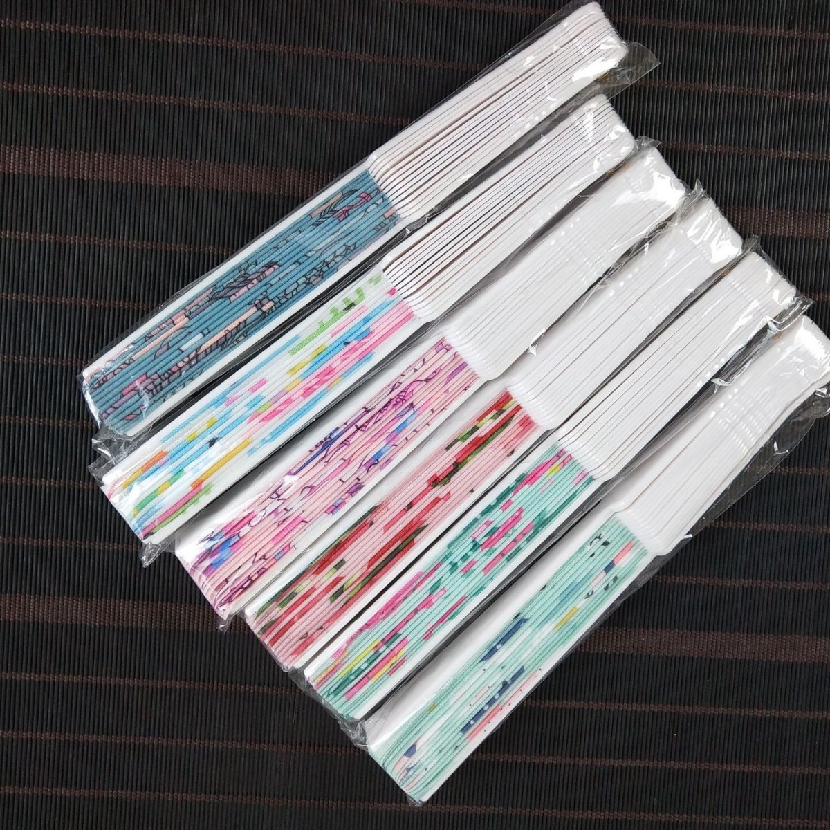 En stock de plástico fresco hueso Oxford tela plegable ventilador fresco verano sandía tema creativo ventilador plegable