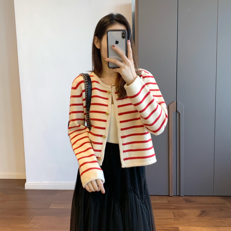 Rayas de punto cardigan para las mujeres Otoño Nuevo estilo Chanel Francés contraste color flojo cuello redondo corto manga larga suéter la capa image 4