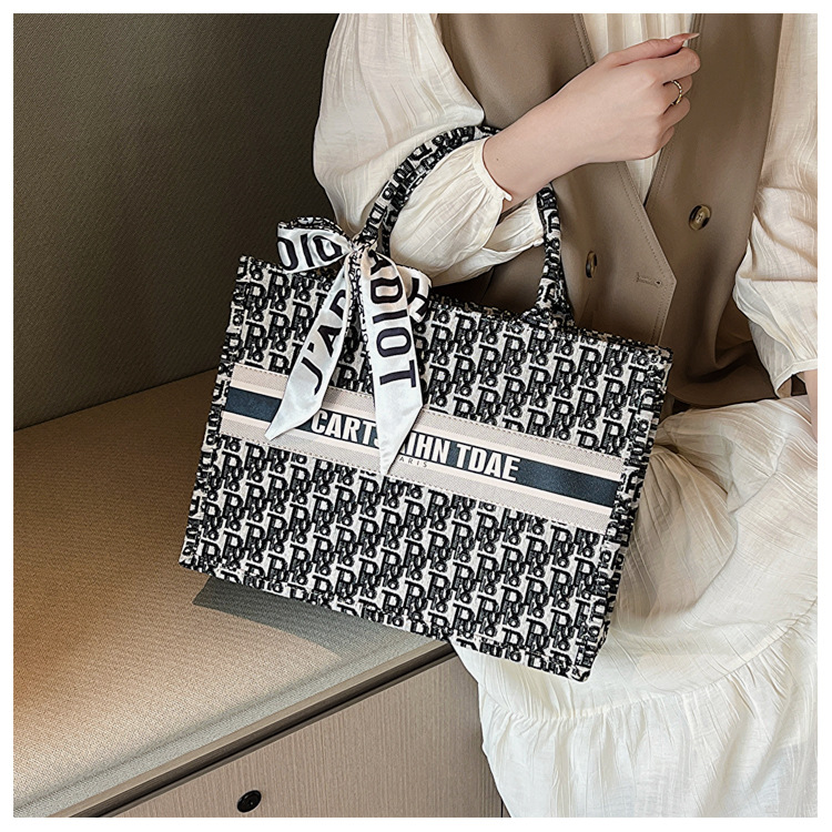 Bolso de tela transfronterizo para mujer 2025: moda de tendencia, gran capacidad, bolso de hombro de alta gama, versátil y a la última.
