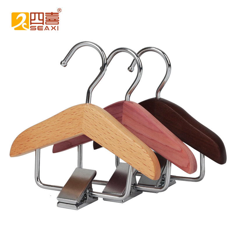 Venta al por mayor para mascotas percha de madera gato perro percha haya mini ropa clip hogar pequeño percha soporte de exhibición