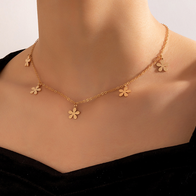 Simple Golden Flower Geometric Alloy Necklace display picture 1