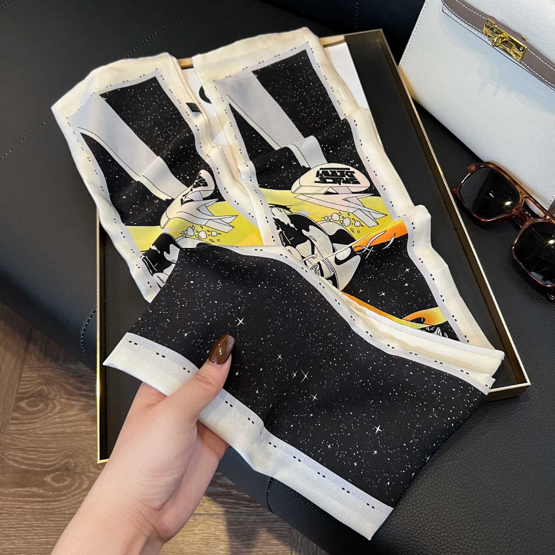 Nueva bufanda de seda pequeña banda larga estrecha para el cabello mujer estilo primavera y otoño moda madre bufanda estilo verano estilo fino serpentina bufanda al por mayor