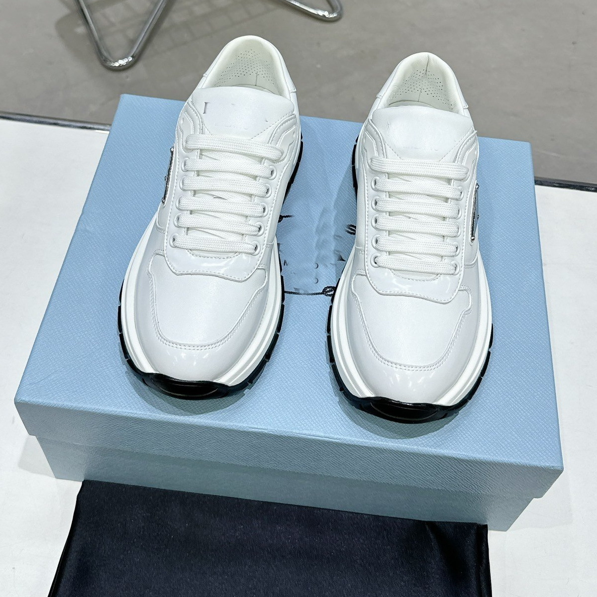 Zapatos deportivos casuales de color pequeño zapato blanco alto zapato de baloncesto zapatos de carrera con suela gruesa diente botas cortas zapatos planos con suela gruesa