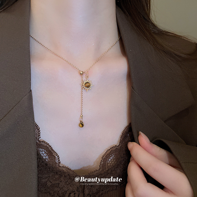 Collar colgante de girasol estilo ojo de tigre, cadena de clavícula de temperamento de lujo ligero, personalidad de estilo antiguo, joyería de cadena de cuello de sentido avanzado