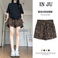 アメリカのレトロなファッションはヒョウ柄のカジュアルなワイドパンツを着ています。