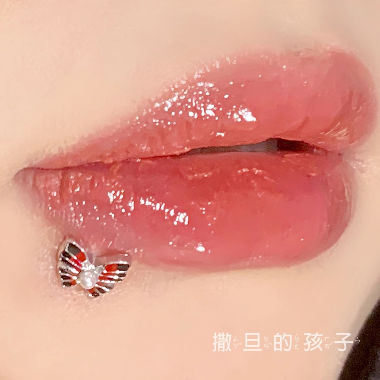 Silver pointed spike labret stud material detail