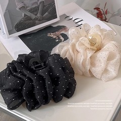 雲の両面の泡は髪の量を際立たせます。