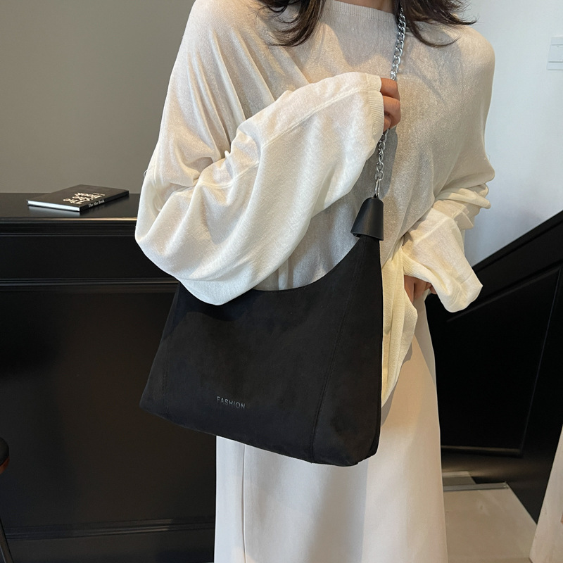 Bolsa de viaje de moda de gran capacidad para mujeres 2025 nuevo retro esmaltado bolso de tote nicho de diseño sensación de hombro