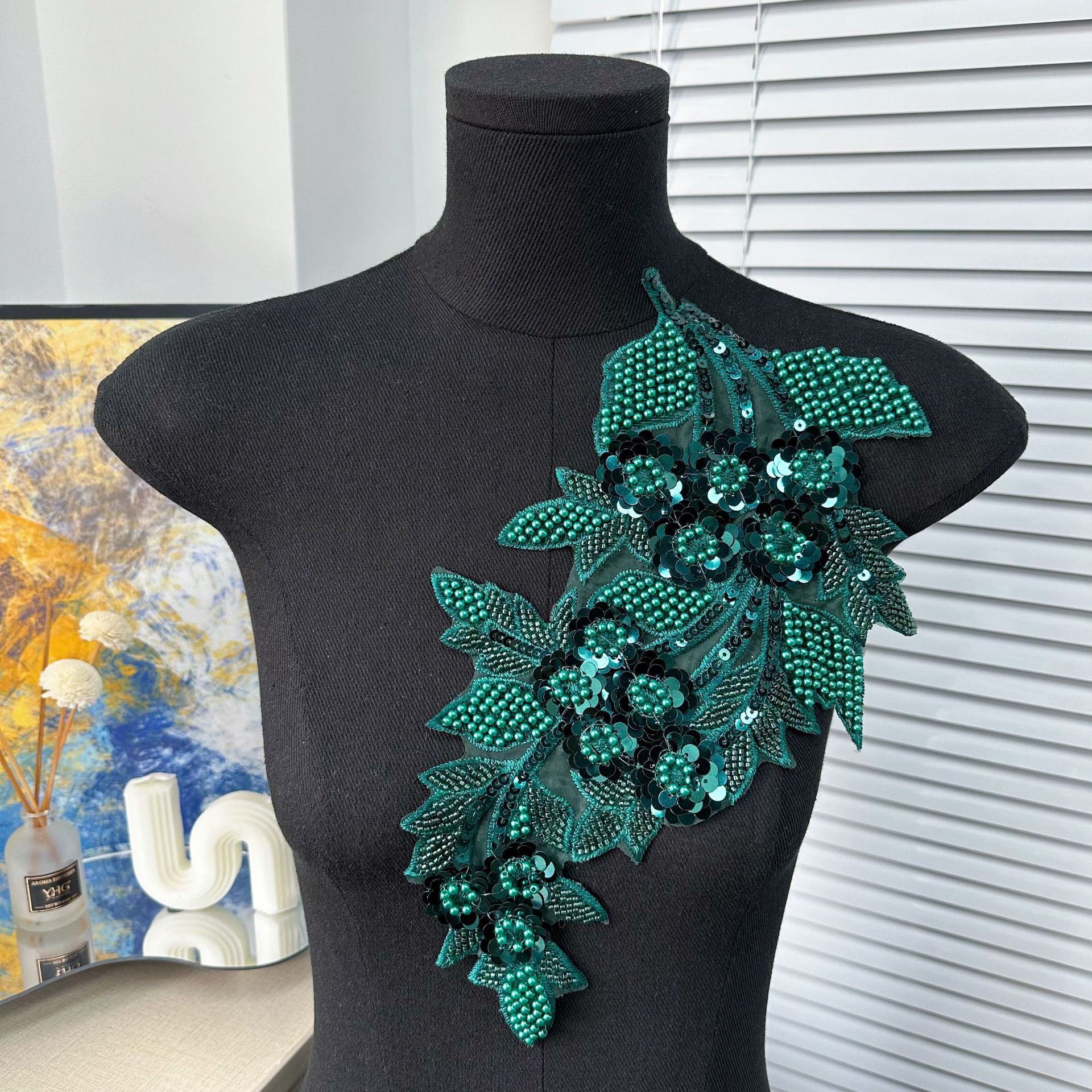 Ventas transfronterizas calientes de bordado de malla sequinilla de tela de color plateado pegado vestido vestido vestido de rendimiento ropa accesorios DIY