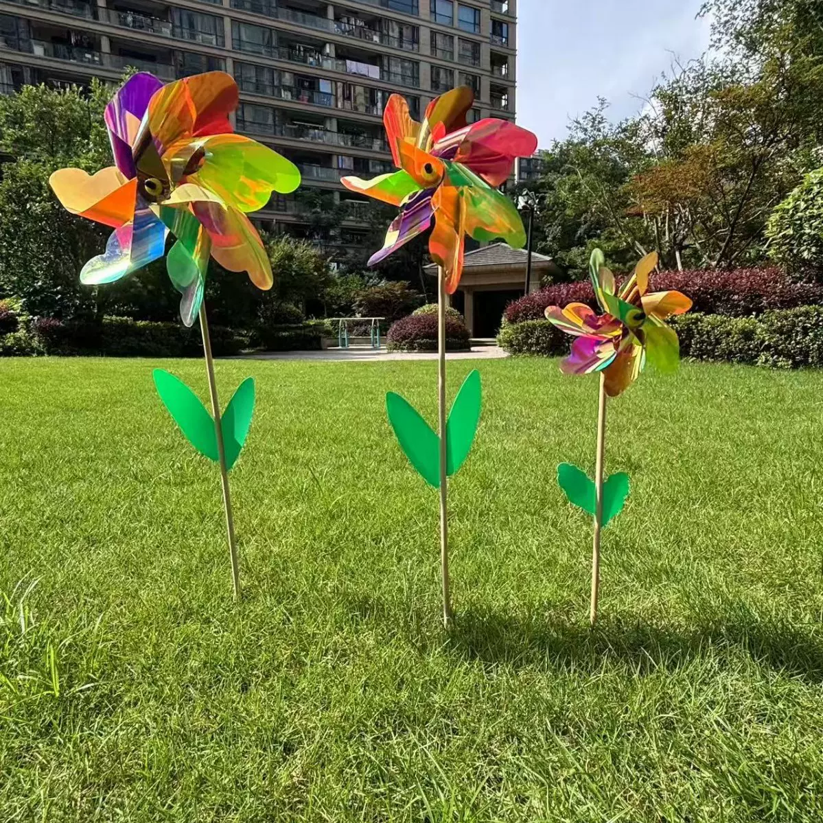 儿童玩具风车木制七彩大风车厂家幼儿园公园景区装饰塑料炫彩风车
