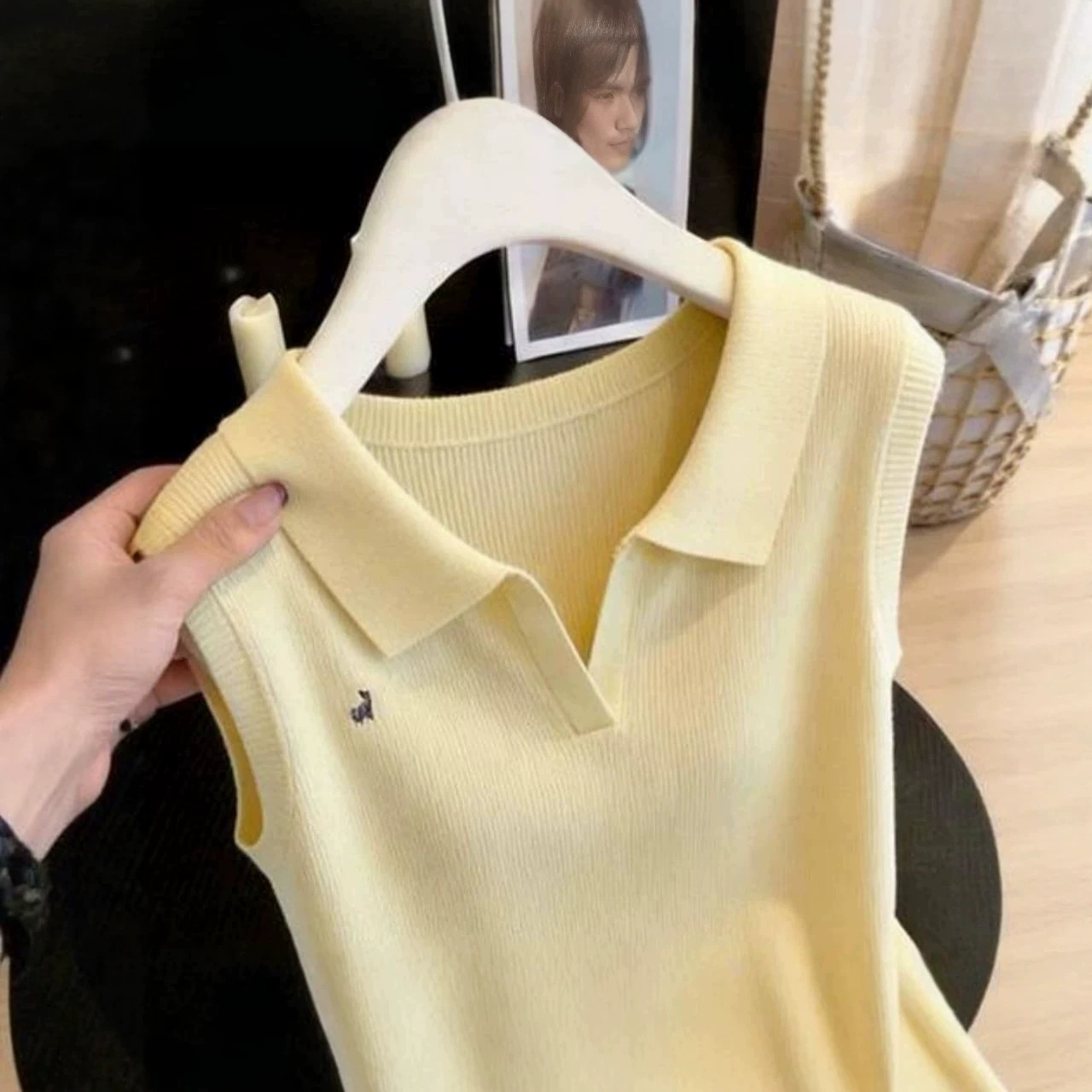Áo croptop nữ cổ V thêu họa tiết, phom dáng ôm sát, không tay — màu vàng chi tiết 1