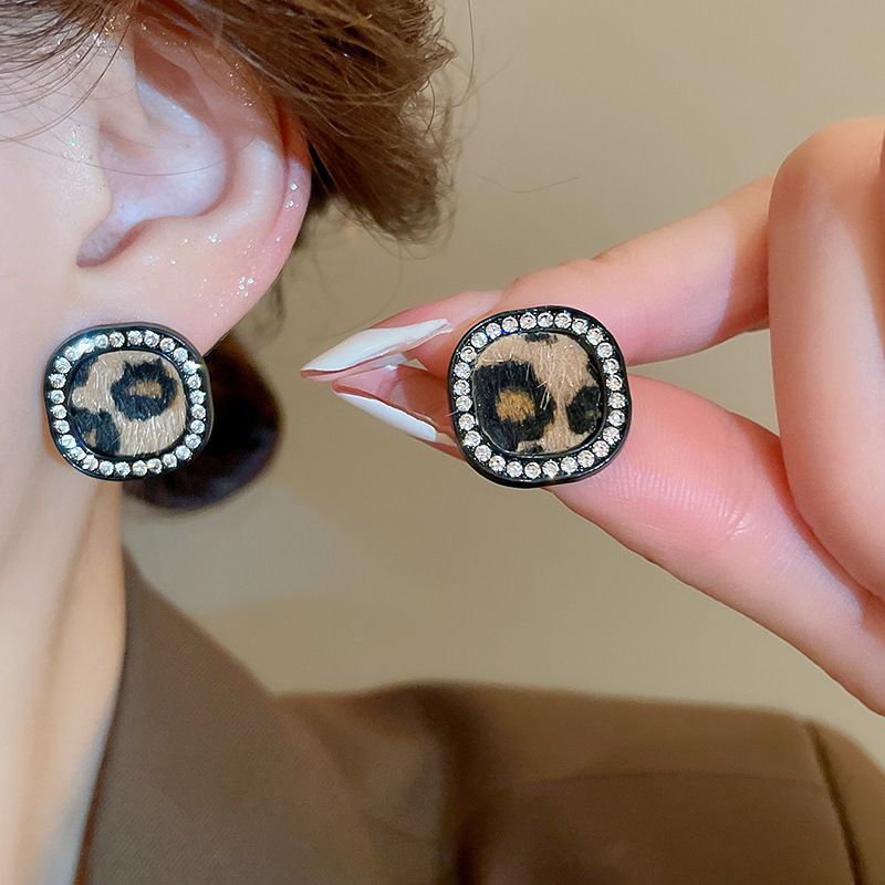 Pendientes de círculo geométrico con estampado de leopardo con aguja de plata Pendientes de personalidad de moda de todo fósforo retro europeo y americano Pendientes de todo fósforo de nicho al por mayor