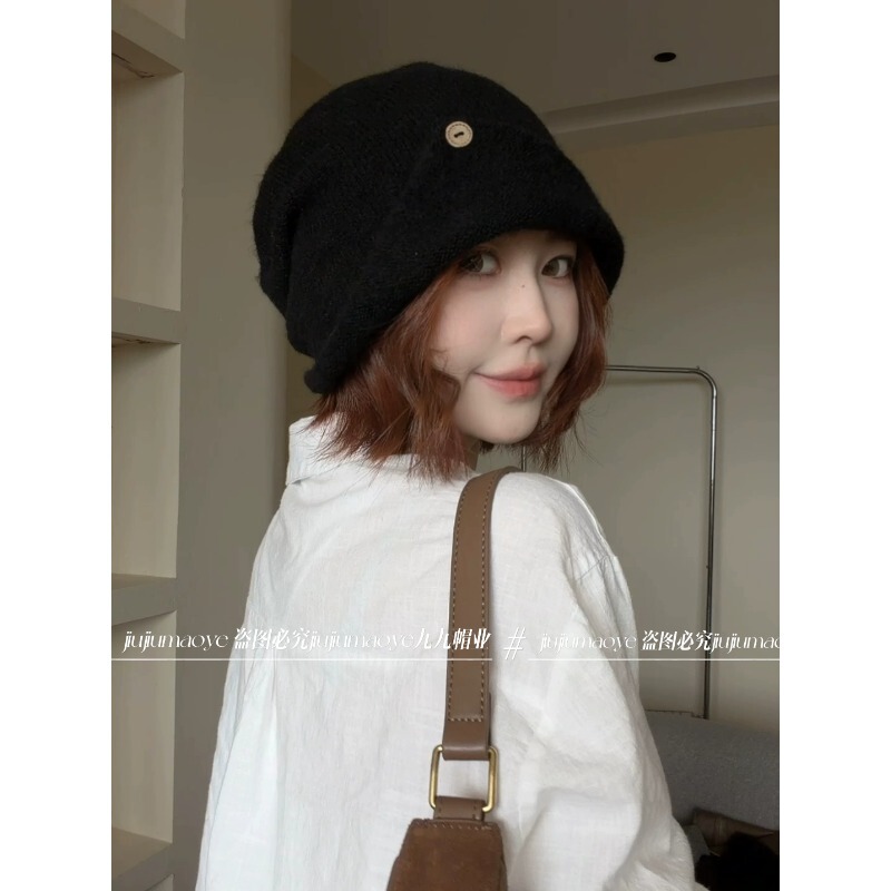 2026 Autumn/Winter Korean-style casual knitted beanie with metal logo, face-slimming, warm, and head-covering
