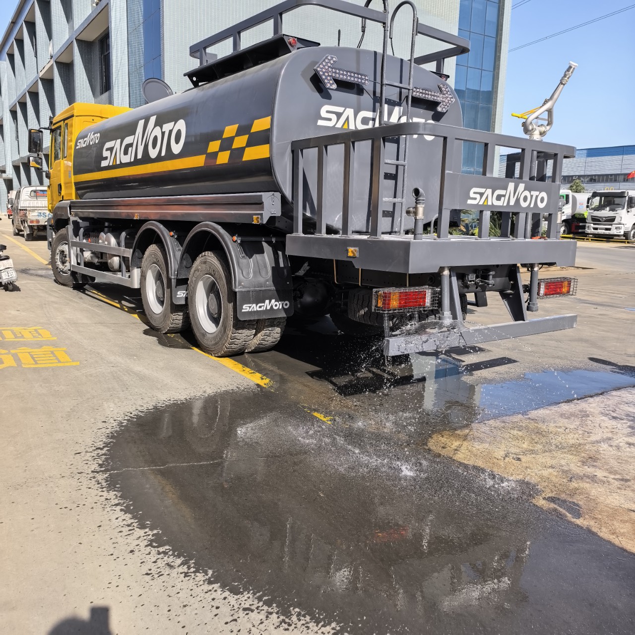 Delong Rear Eight-Wheel Sprinkler Truck Cross-Border Factory 6*4 Engineering Vehicle Manufacturer Direct Sales