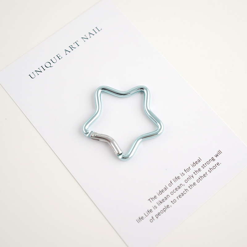 バックパックにフックを掛けて登山ボタンを掛けます。