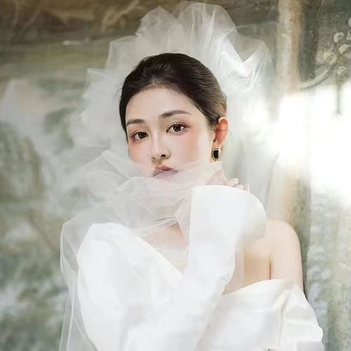 Hand-grabbed yarn, fluffy yarn, veil, stacked yarn, bridal style, hair accessories, wedding accessories, studio photography, travel photography