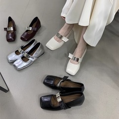 瀾盤家2025号のフランス式銀色の靴の女性の小さい革靴の柔らかい底の1字の帯の中で高くなるメアリー珍の靴