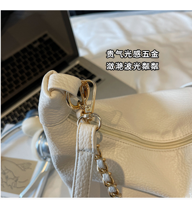 A niche, high-quality, large-capacity chain tote bag for women in the summer of 2025, a versatile and casual crossbody bag for students to commute to school Application Scenario