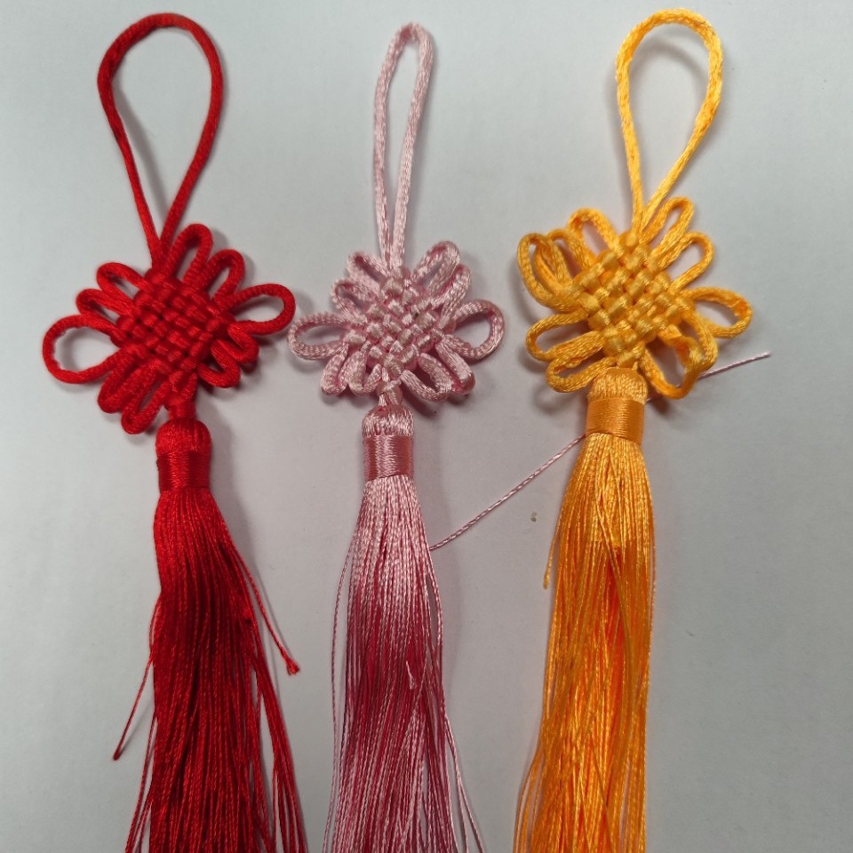 Source manufacturers supply a large number of multi-color Chinese knot tassel, six-plate square holy knot tassel and other handicrafts