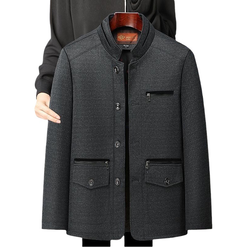 秋冬の中高年のメンズとベルベットのコートのお父さんはビジネス服の中年の男性の厚いジャケットの上着を襟を返します。