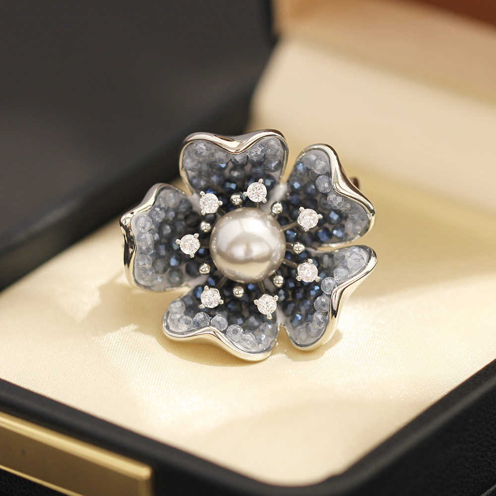 新款高级感蓝色渐变颗粒切面水晶花朵胸针优雅气质珍珠别针胸花女
