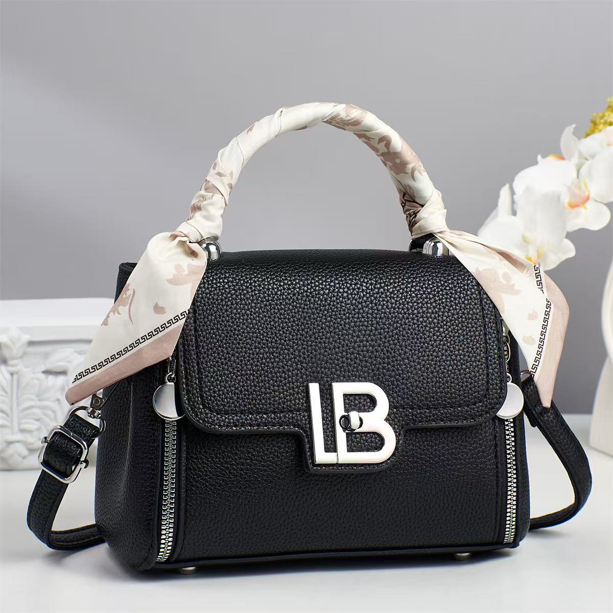 2025 nuevo bolso de hombro de moda bolso de mensajero de cuero suave para mujer bolso ligero para mujer bolso pequeño para mujer verano textura versátil image 7