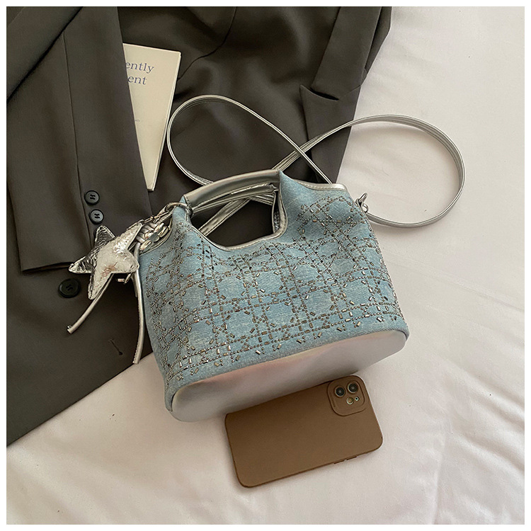 A niche design, fashionable and versatile single-shoulder hand-carry commuter bag for women, a new summer 2025 simple crossbody bucket bag undefined
