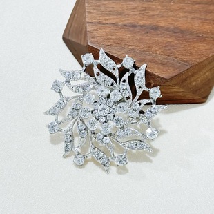 Korean Style Fashionable and Creative Snowflake Alloy Brooch, High-End Luxury Elegant, Versatile Pin, Suit Jacket, Coat Accessories