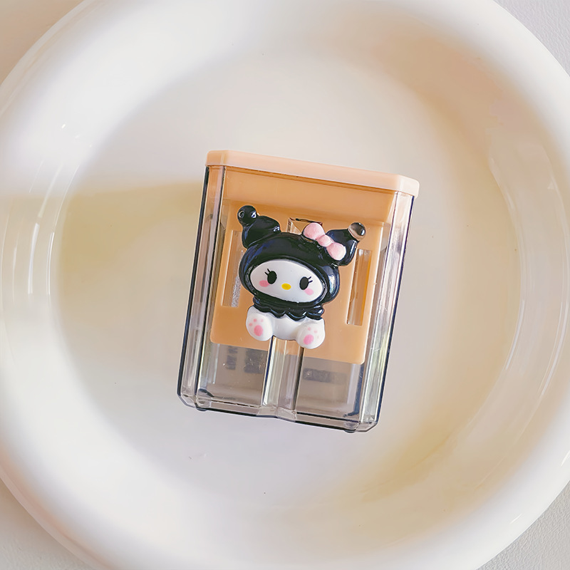 漫画の二重穴の学生のかわいい携帯の筆を回転する刀の子供の太い鉛筆は筆を削ります。|undefined