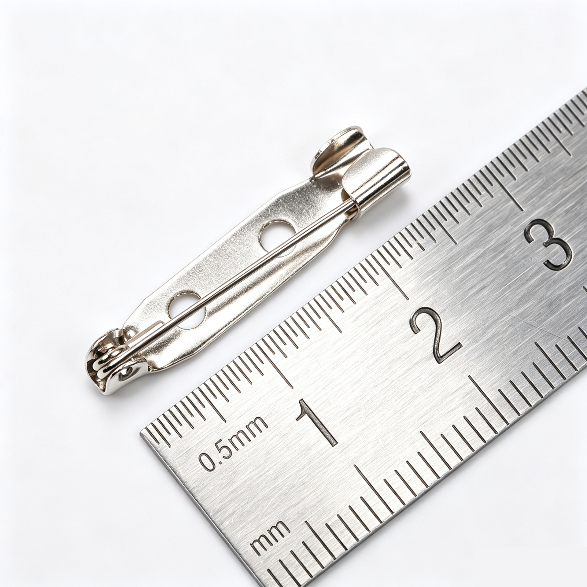 2.5cm nickel brooch