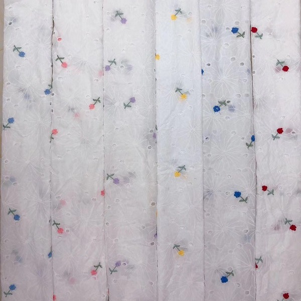 厂家直销新款女装印花棉布镂空小花绣 蕾丝花边面料 刺绣绣花布料