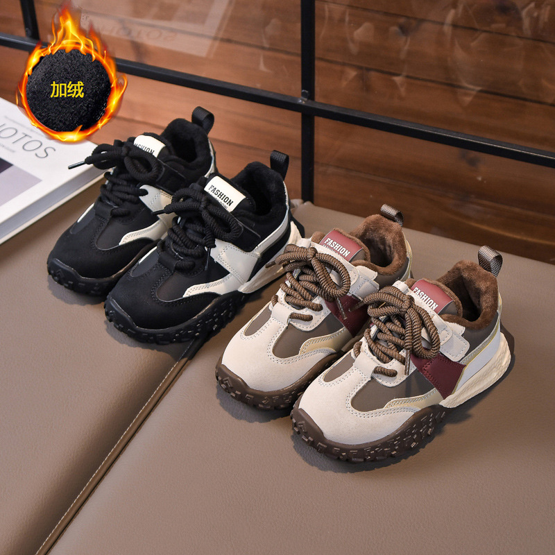 Hombres y mujeres zapatos para niños de mediano tamaño 2025, otoño y invierno, nuevos zapatos para niños con terciopelo cálido, casuales y deportivos ligeros para padres.