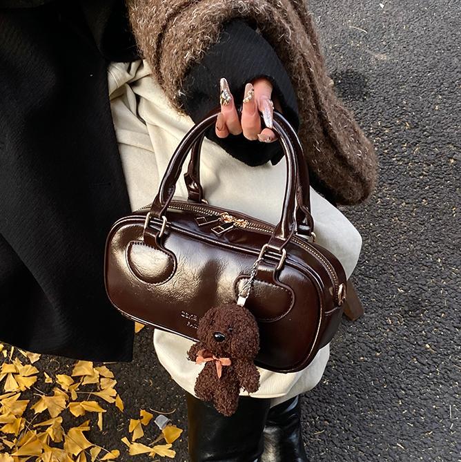 Bolsa de bolos super caliente popular de este año para mujeres 2025, nueva bolsa de hombro de tendencia universal, bolso de mano de estilo extranjero.