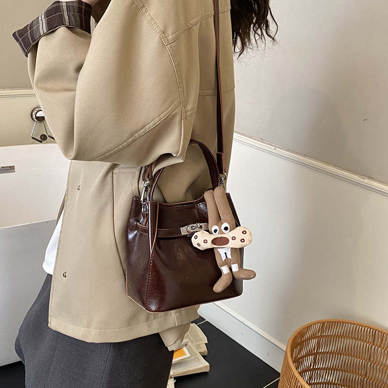 Bolso de viaje bolso de cubo de mano mujer 2025 nuevo otoño invierno alto sentido retro bolso de hombro relajado bolso de mochila