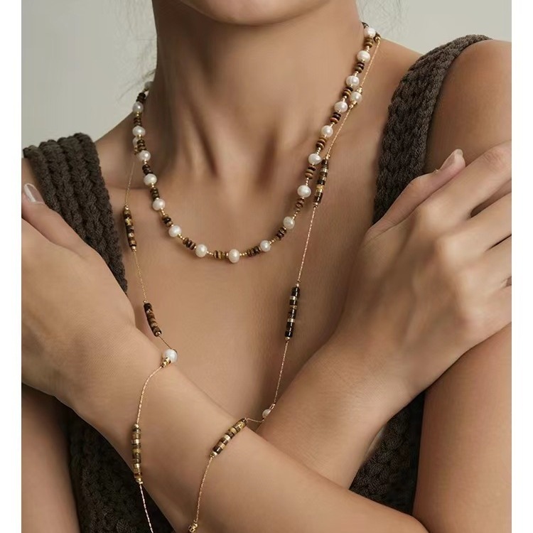 Collar de capas minimalista con cadenas delicadas_voghion.com
