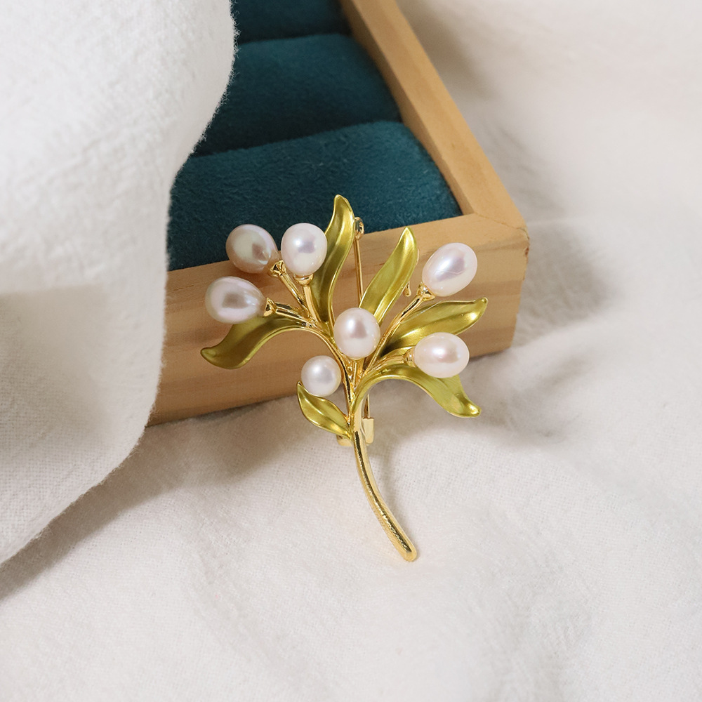 Nuevo broche coreano de ramas de perlas de agua dulce temperamento elegante Mori Tie Pin adorable simple accesorios de flor de pecho