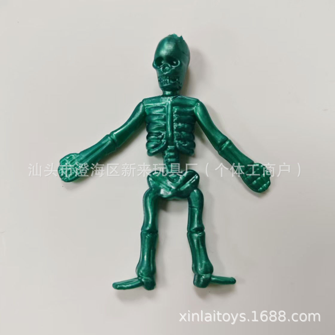 황금빛 파란색 해골 장난감