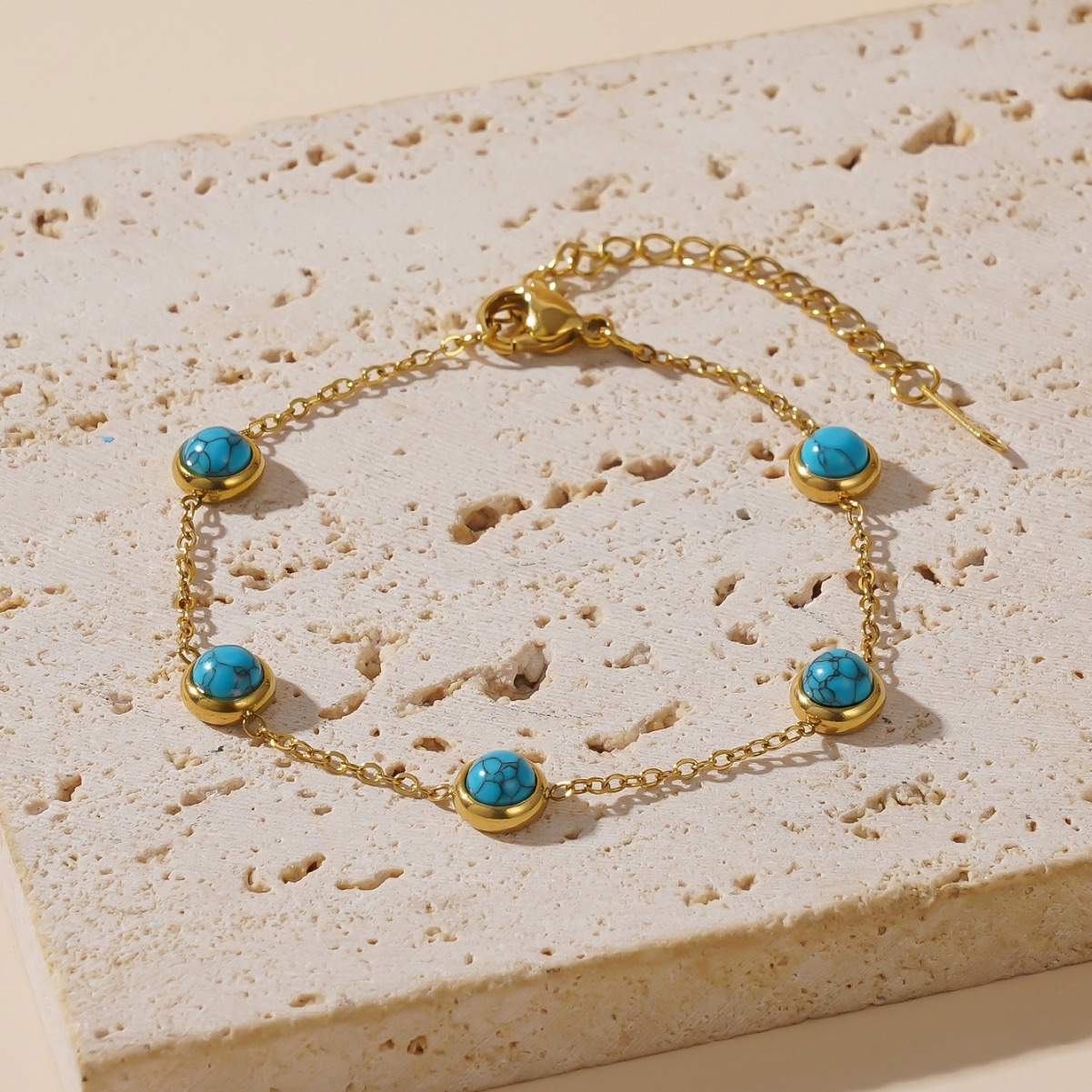 Pequeño fresco simple versátil acero de titanio azul cadena de clavícula de piedra turquesa no se desvanece auriculares redondas de oro conjunto de joyas de mano