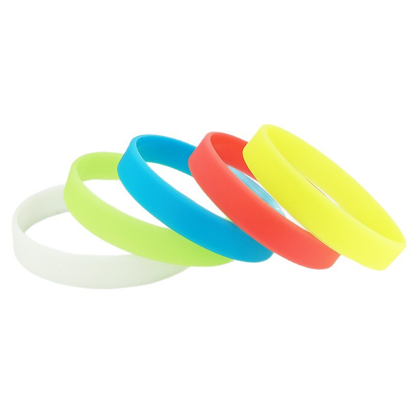 Fabricantes al por mayor de color sólido apertura nocturna pulsera de silicona pulsera de goma deportiva pulsera logotipo personalizado