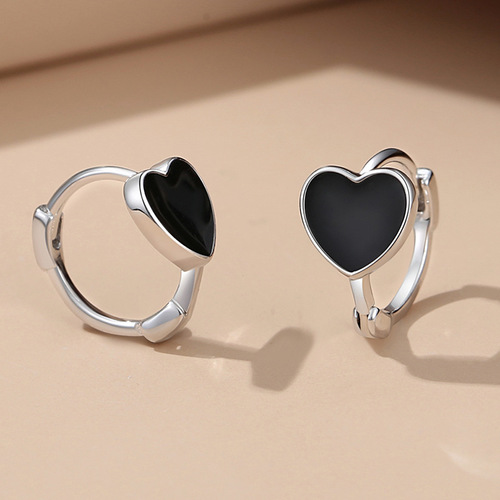 Chinese Valentine's Day gift black love ear button for women S925 silver Korean version sweet and cool heart-shaped earrings for women high-end earrings