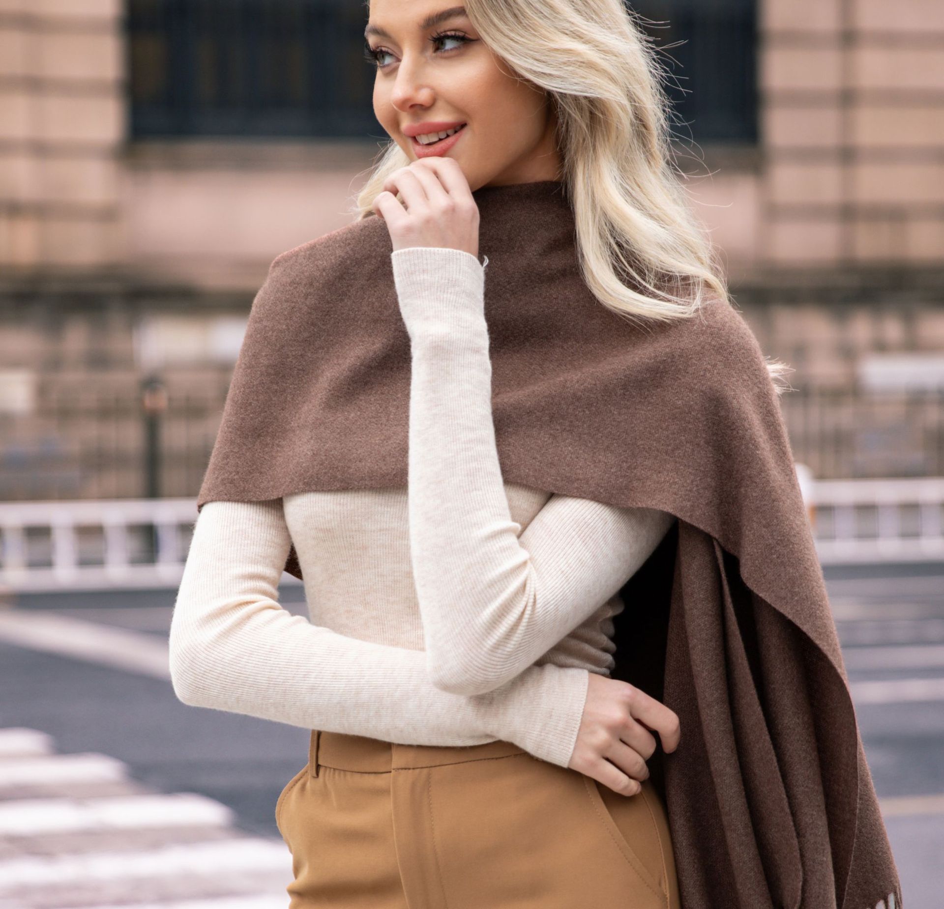 2024 Winter Neuer roter Ankola-Schal für Damen mit luxuriösem grenzüberschreitendem europäischen und amerikanischen Kaschmirschal_voghion.com